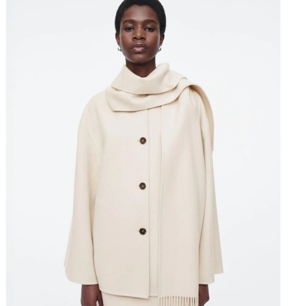 COS Oversized Wool-blend Scarf
Jacket in Natural